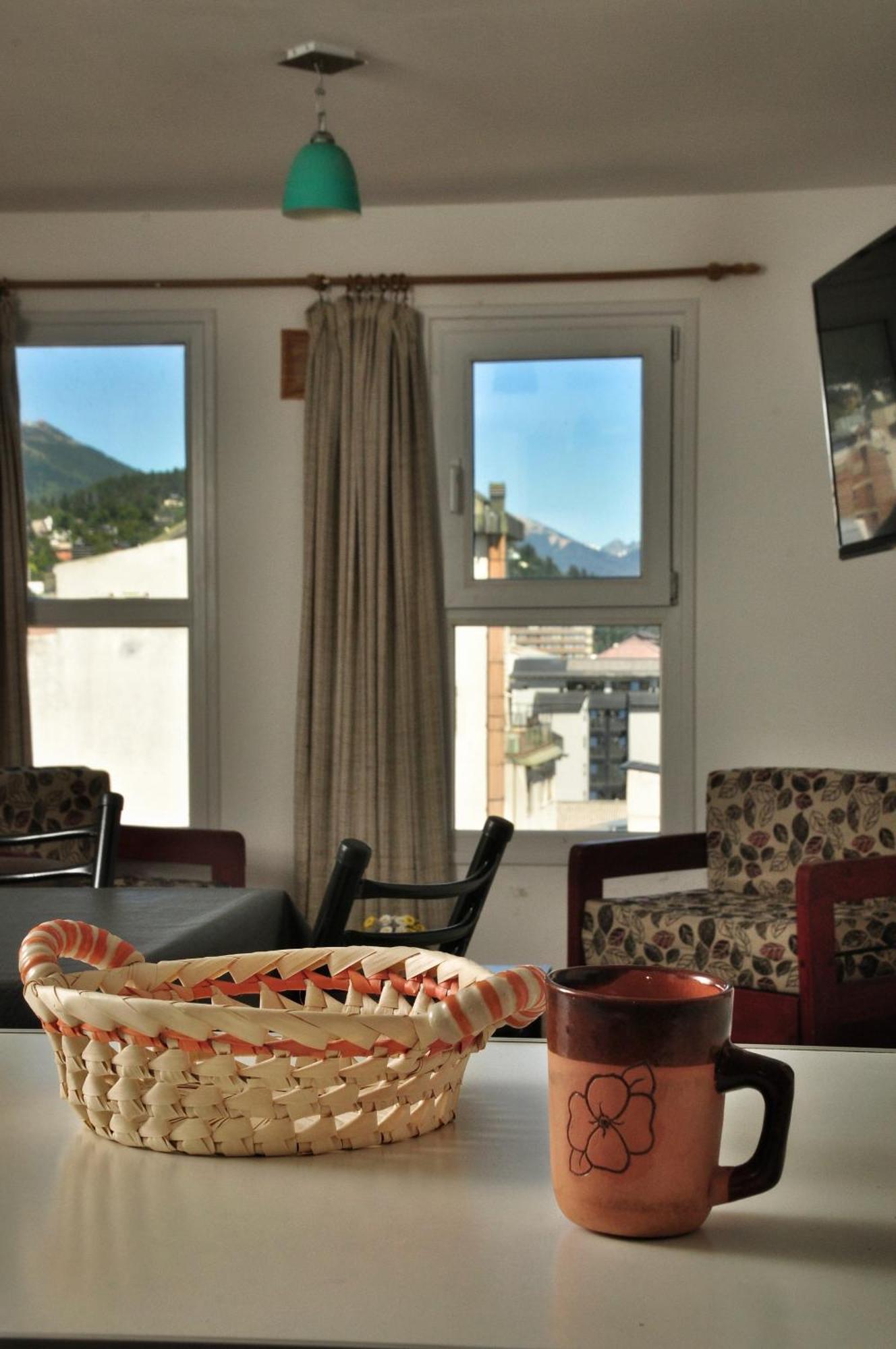 Deleitate Con Las Vistas Al Lago Y Montanas En El Centro De Apartamento