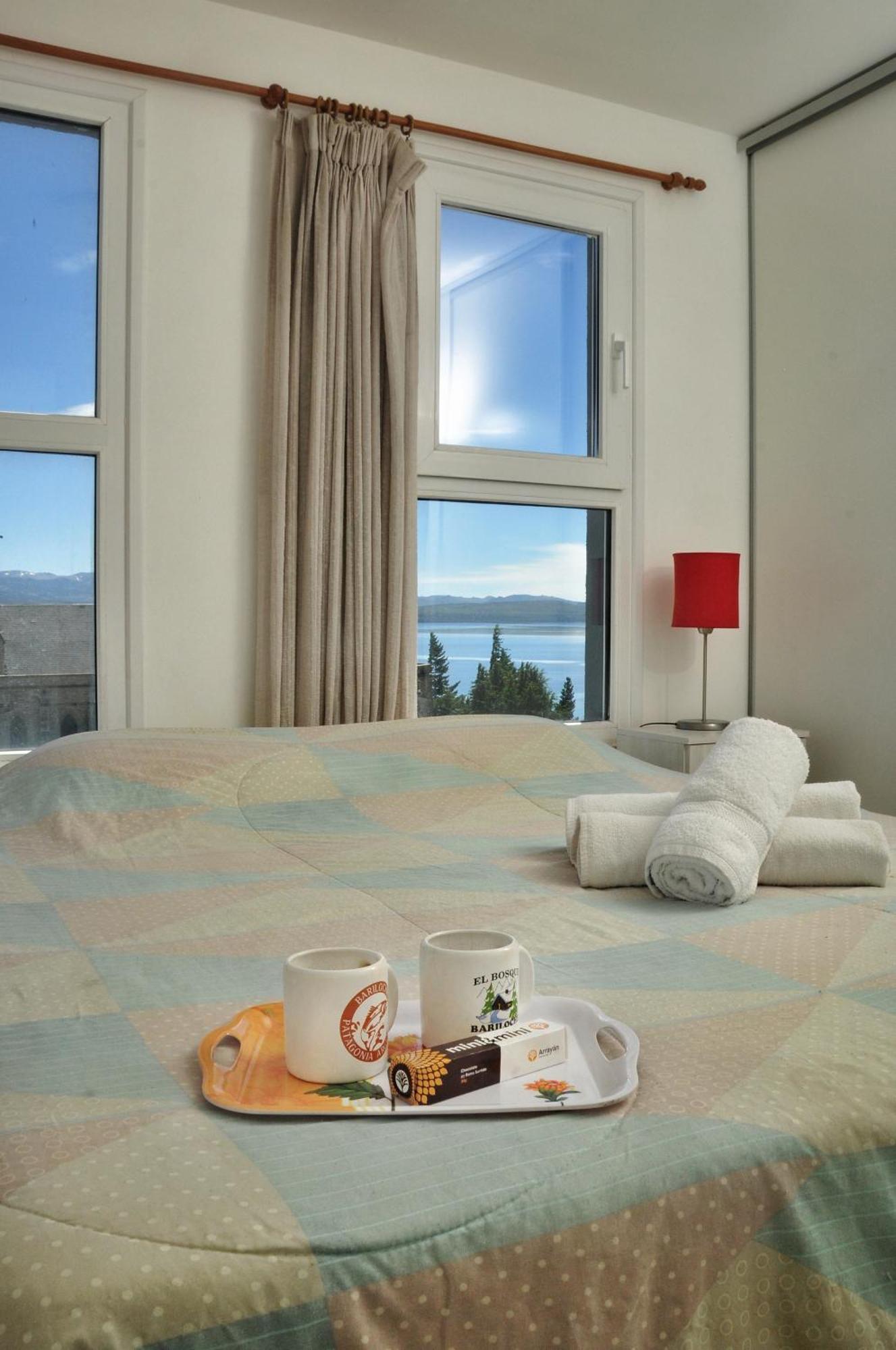 Deleitate Con Las Vistas Al Lago Y Montanas En El Centro De Apartamento